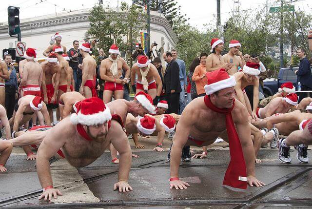 Santa Skivvies Run: torna la corsa dei Babbo Natale in slip