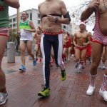 Santa Skivvies Run: torna la corsa dei Babbo Natale in slip - Thumbnail