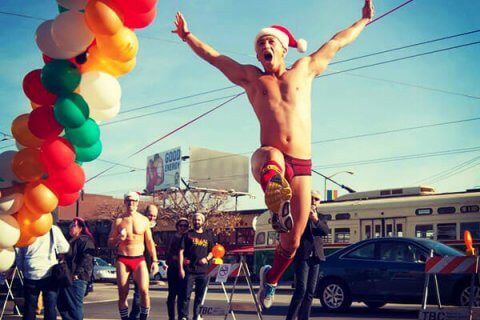 Santa Skivvies Run: torna la corsa dei Babbo Natale in slip - santa skivvies run BS - Gay.it