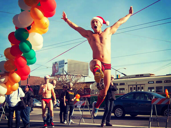 Santa Skivvies Run: torna la corsa dei Babbo Natale in slip - santa skivvies run BS - Gay.it