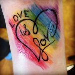 I 15 tattoo "gay" più favolosi e rainbow che tu abbia mai visto - Thumbnail