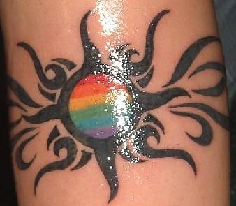 I 15 tattoo "gay" più favolosi e rainbow che tu abbia mai visto