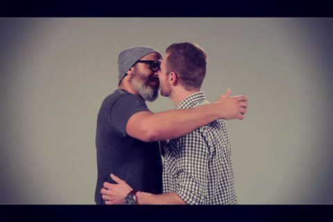 Ragazzi baciano ragazzi per la prima volta: ecco come è andata - uomini baciano uomini buzzfeed BS - Gay.it