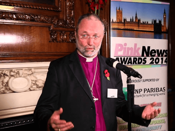 Il vescovo di Buckingham: “Mi vergogno per l’omofobia della chiesa”
