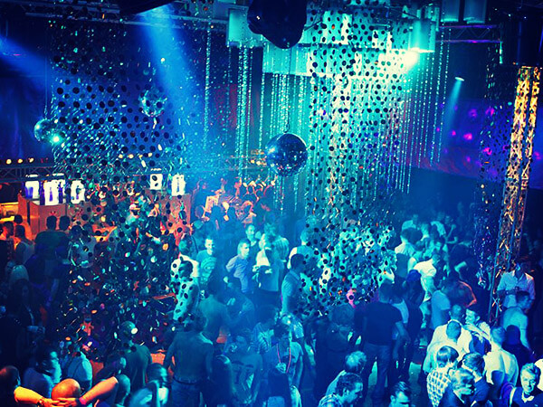 San Valentino: dite addio al romanticismo e datevi al Kitsch, a Zurigo - KITSCH PARTY zurigo BS - Gay.it