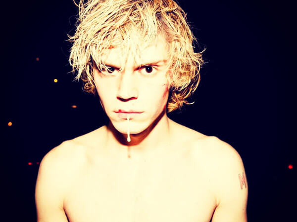 American Horror Story: i momenti più hot di Evan Peters
