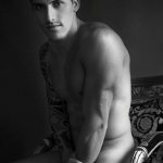 Didio immortala Danilo Borgato: il sensuale omaggio a Gianni Versace - Thumbnail