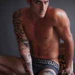Didio immortala Danilo Borgato: il sensuale omaggio a Gianni Versace - Thumbnail