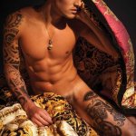 Didio immortala Danilo Borgato: il sensuale omaggio a Gianni Versace - Thumbnail