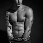 Didio immortala Danilo Borgato: il sensuale omaggio a Gianni Versace - Thumbnail