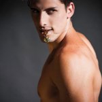 Didio immortala Danilo Borgato: il sensuale omaggio a Gianni Versace - Thumbnail