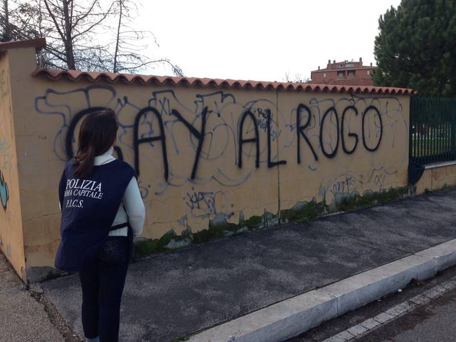 "Gay al rogo" scritte omofobe su una scuola di Roma