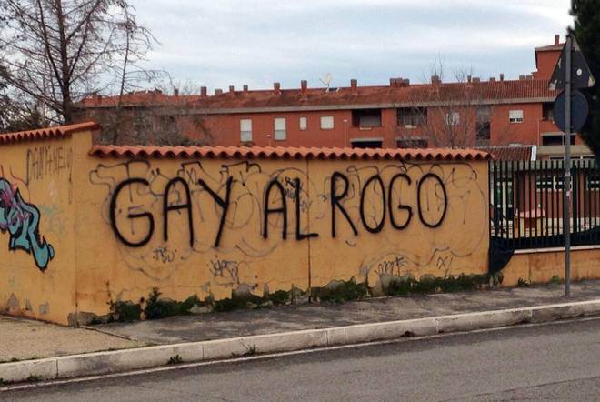 "Gay al rogo" scritte omofobe su una scuola di Roma