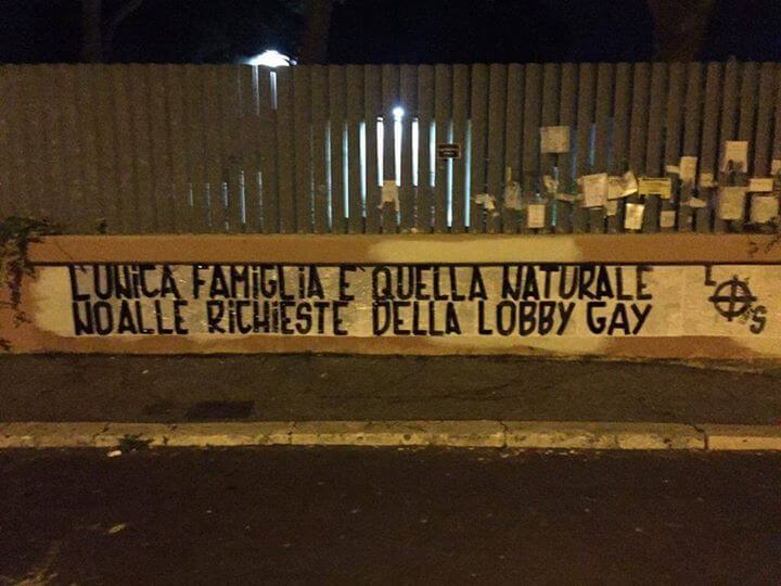 Omofobia, nuovi striscioni nelle scuole di Roma
