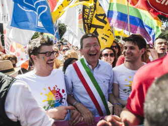 Marino accusato di abuso d’ufficio per le trascrizioni dei matrimoni