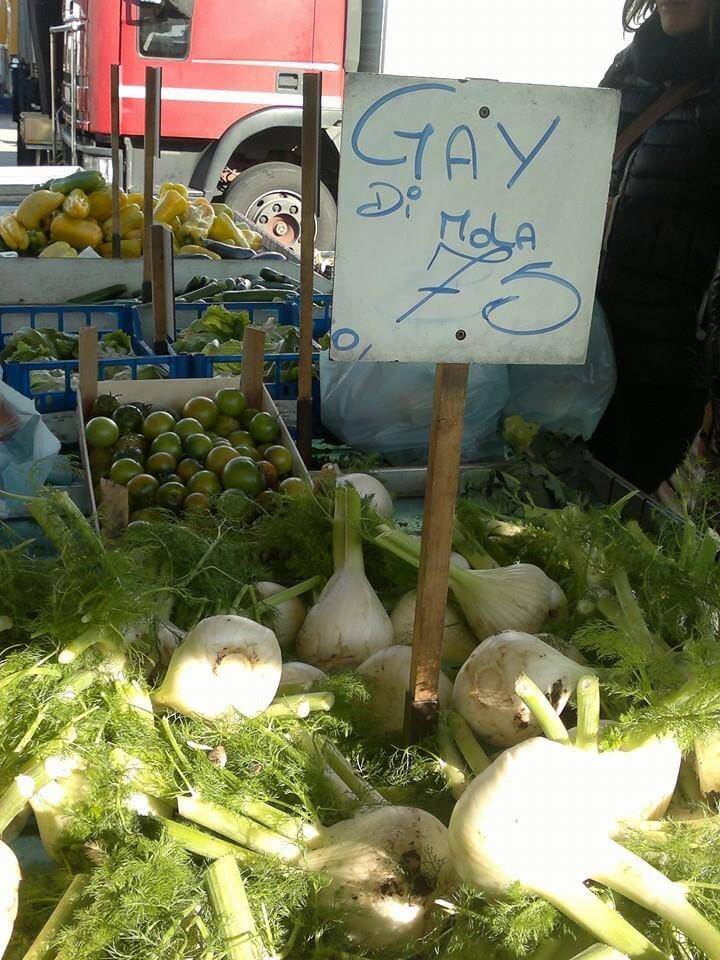 Finocchi al mercato. A Bari vendono i "Gay di Mola"
