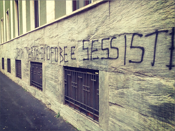 "Tempi merde omofobe e sessiste!": vandali contro il giornale ciellino - vandali redazione tempi scritte omofobia BS - Gay.it