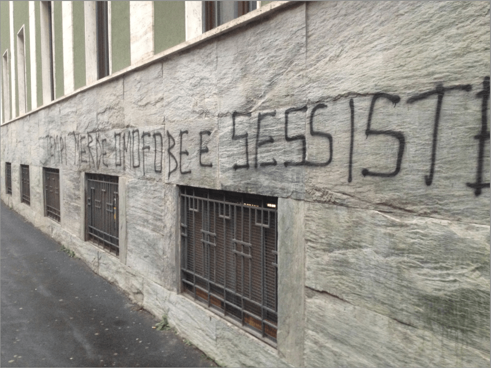 "Tempi merde omofobe e sessiste!": vandali contro il giornale ciellino
