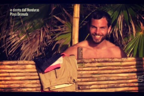Isola dei Famosi: Brice Martinet si alza e sotto la gonnella... - Brice Martinet Isola dei famosi 2015 hot BS 1 - Gay.it