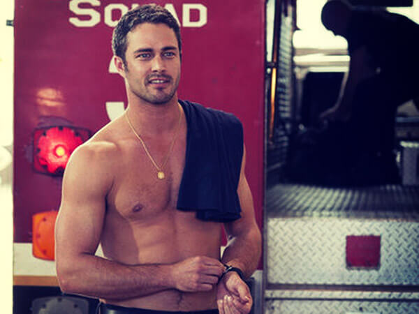 Taylor Kinney come non l'avete mai visto. Le foto senza censura - Taylor Kinney naked BS - Gay.it