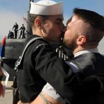 Ritorna dopo sette mesi in mare: il bacio del marinaio e il fidanzato - Thumbnail
