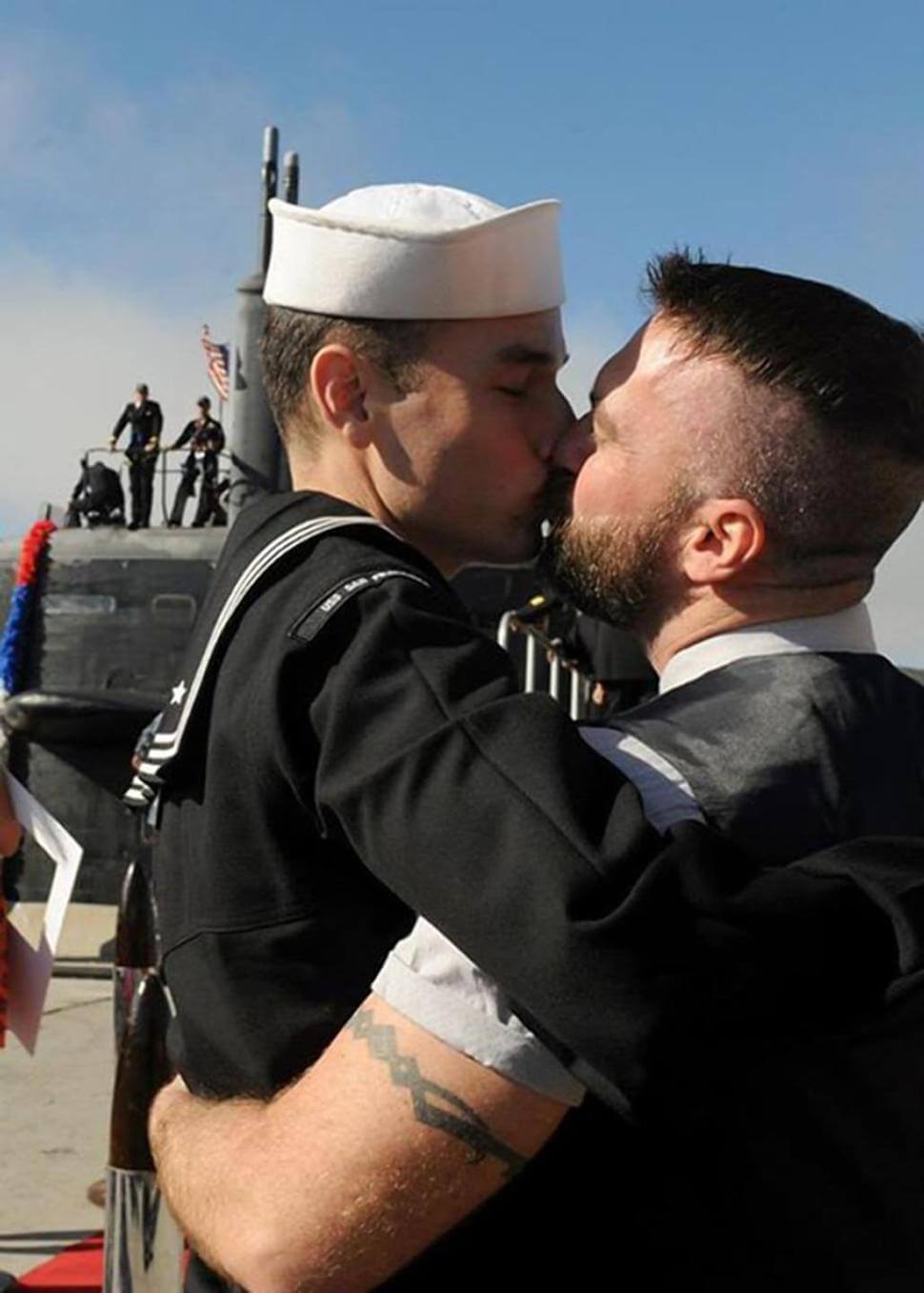 Ritorna dopo sette mesi in mare: il bacio del marinaio e il fidanzato