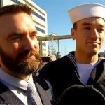 Ritorna dopo sette mesi in mare: il bacio del marinaio e il fidanzato - Thumbnail