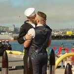 Ritorna dopo sette mesi in mare: il bacio del marinaio e il fidanzato - Thumbnail