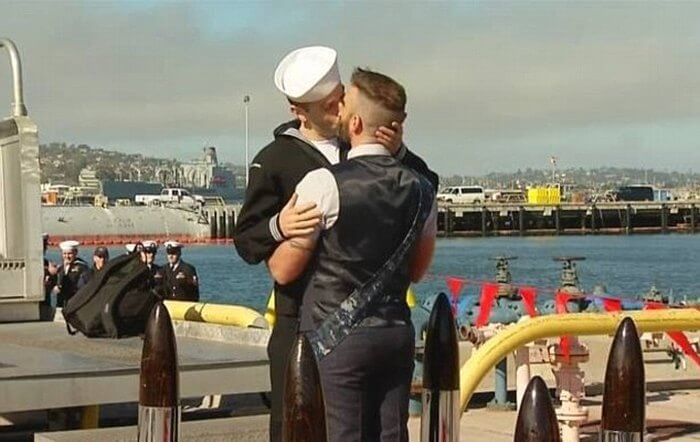 Ritorna dopo sette mesi in mare: il bacio del marinaio e il fidanzato