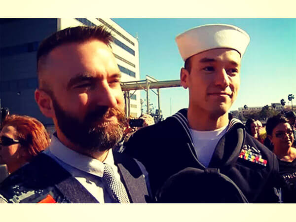Ritorna dopo sette mesi in mare: il bacio del marinaio e il fidanzato - bacio gay marinaio 2015 BS - Gay.it