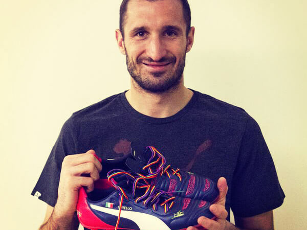 Giorgio Chiellini indossa i laccetti rainbow contro l'omofobia - giorgio chiellini paddy power BS - Gay.it