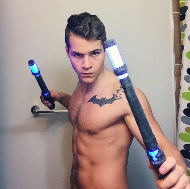 Amate il cosplay? Allora non potete perdervi questo ragazzo