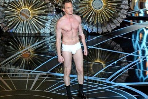 E Neil Patrick Harris finisce nudo sul palco degli Oscar [VIDEO] - neil patrick harris oscar nudo - Gay.it