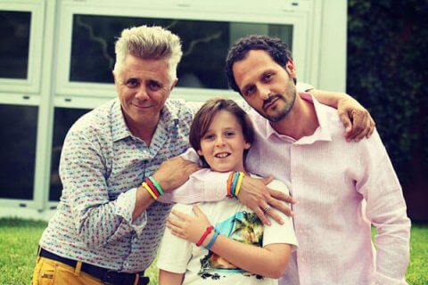 Non c’è 2 senza te, Belen (e un ragazzino) irrompono in una coppia gay - non ce due senza te cinema BS 1 - Gay.it