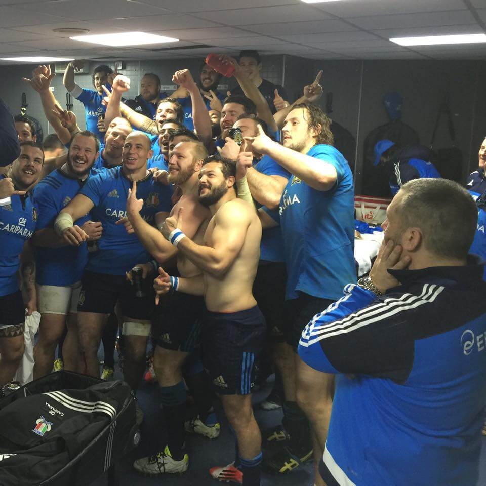 Rugby: l'Italia vince contro la Scozia. La festa hot negli spogliatoi