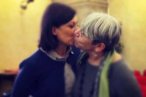Brescia: consigliere si baciano in risposta all'omofobia della Lega - Brescia Laura Gamba Donatella Albini BS - Gay.it
