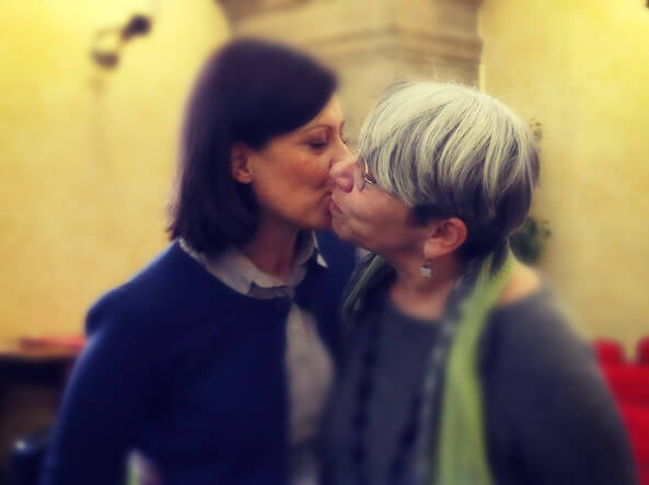 Brescia: consigliere si baciano in risposta all'omofobia della Lega - Brescia Laura Gamba Donatella Albini BS - Gay.it