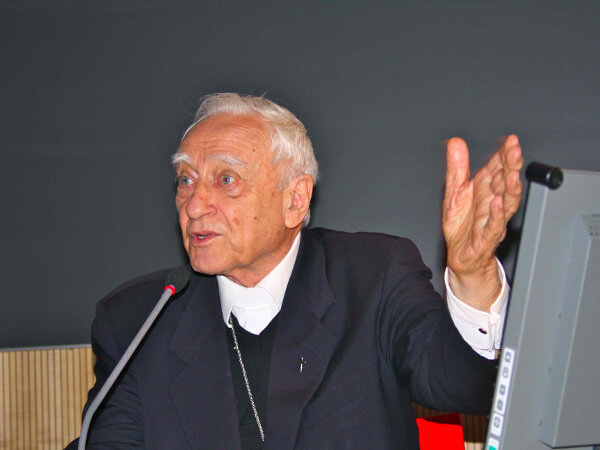 Mons. Bettazzi, la voce fuori dal coro: “Sì alle unioni civili”