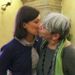 il bacio lesbico delle consigliere bresciane contro l'omofobia della lega nord - Thumbnail