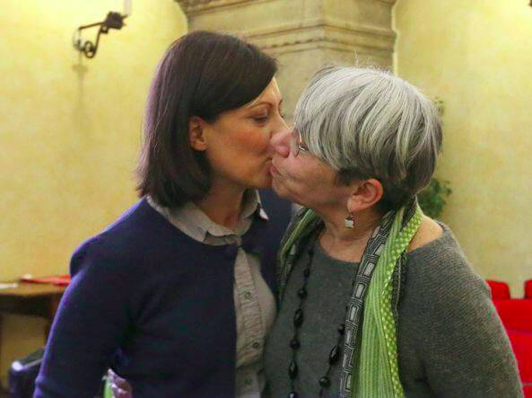 il bacio lesbico delle consigliere bresciane contro l'omofobia della lega nord
