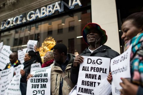 Protesta contro Dolce e Gabbana davanti allo store di Londra - dolce gabbana protesta londra - Gay.it