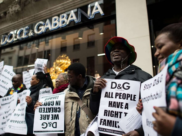 Protesta contro Dolce e Gabbana davanti allo store di Londra