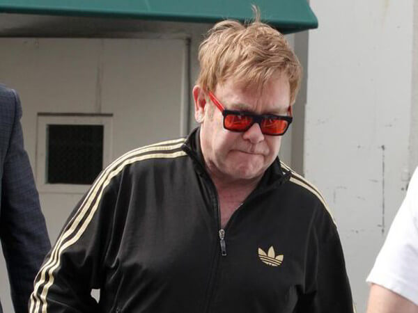 Elton John beccato con una busta Dolce e Gabbana: lo staff smentisce