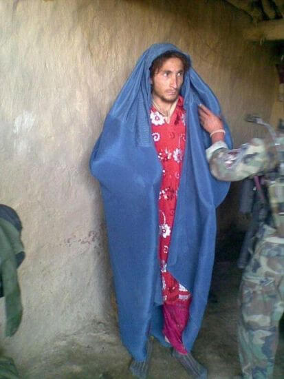 isis travestiti da donne per scappare