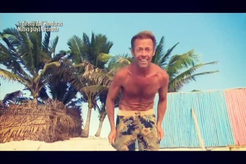 Isola dei Famosi: Rocco Siffredi si spoglia in diretta a Playa Desnuda - rocco siffredi playa desnuda BS - Gay.it