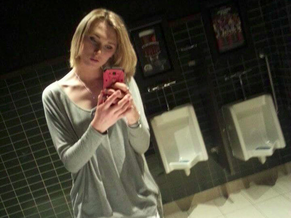 Selfie nel bagno degli uomini: la trans contro una legge ingiusta - trans bagni uomini - Gay.it