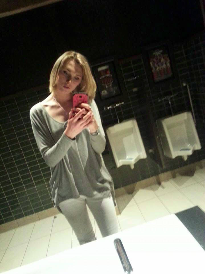 Selfie nel bagno degli uomini: la trans contro una legge ingiusta
