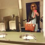 Selfie nel bagno degli uomini: la trans contro una legge ingiusta - Thumbnail