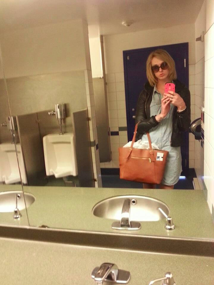 Selfie nel bagno degli uomini: la trans contro una legge ingiusta