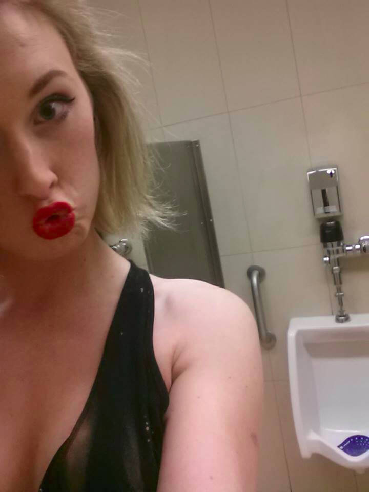 Selfie nel bagno degli uomini: la trans contro una legge ingiusta